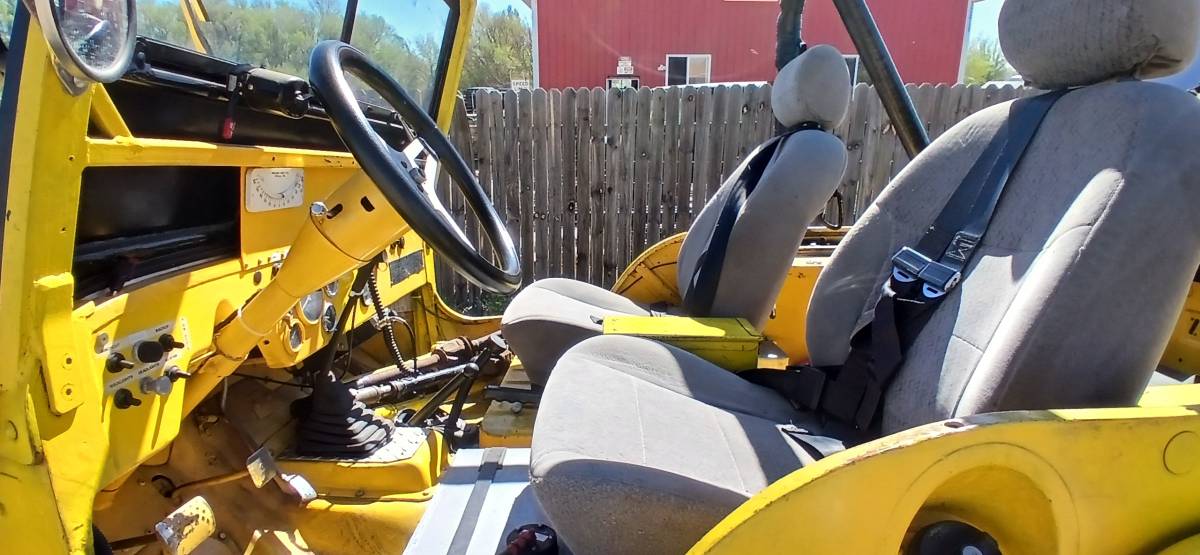 Jeep-1949-yellow-5