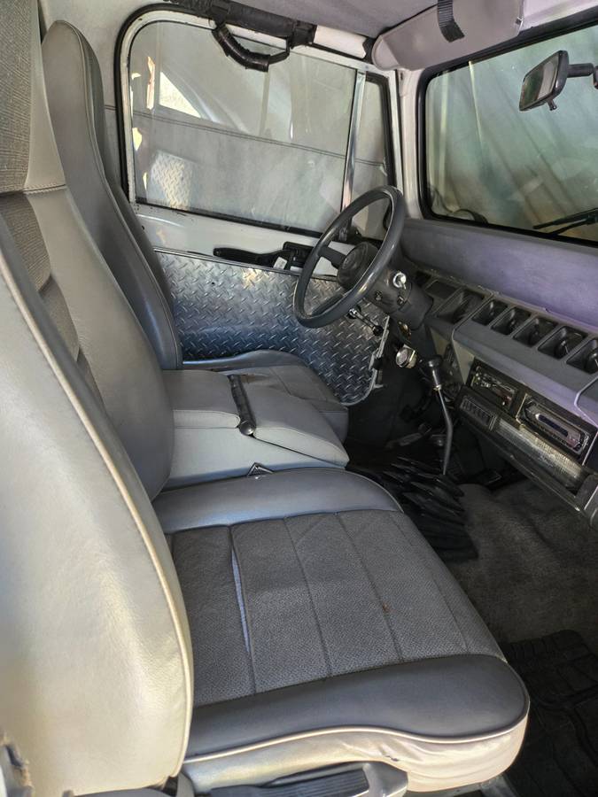 Jeep-1989-white-5