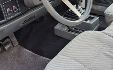 Jeep-Camanche-1989-white-2