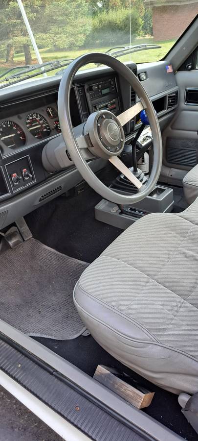 Jeep-Camanche-1989-white-2