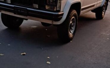 Jeep-Camanche-1989-white-3