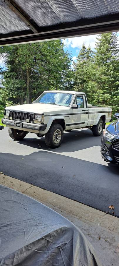 Jeep Camanche  1989 white