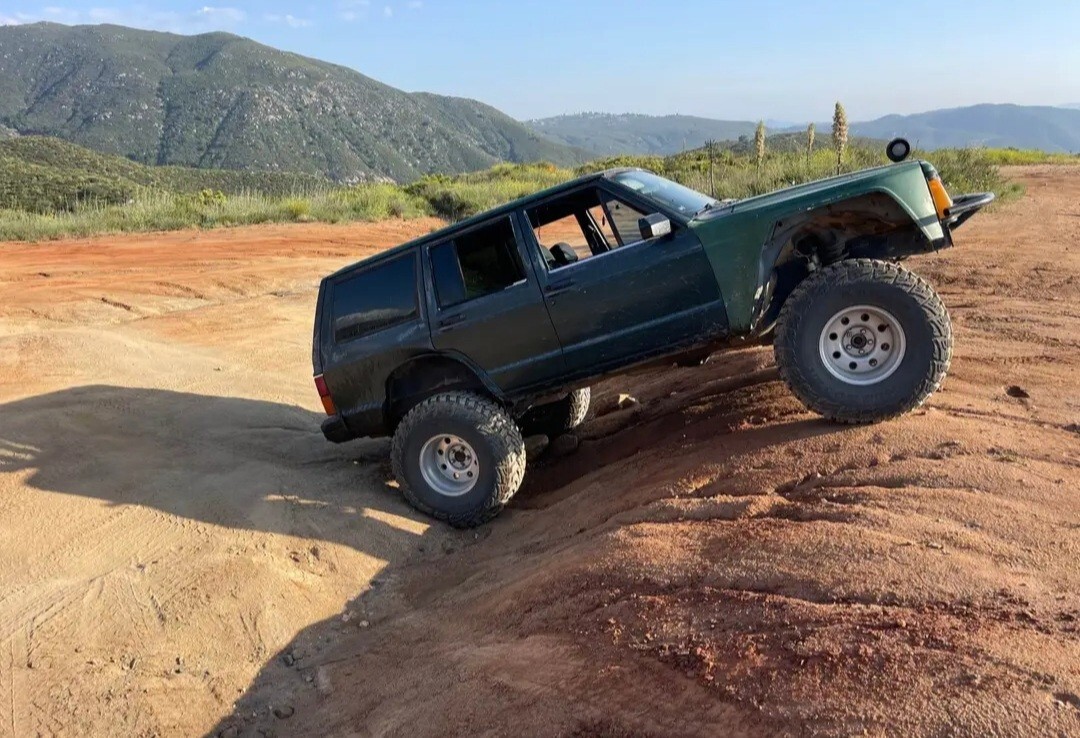 Jeep-Cherokee-1993-SUV-2