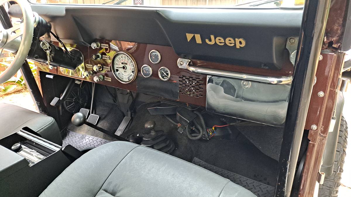 Jeep-Cj7-1976-brown-9