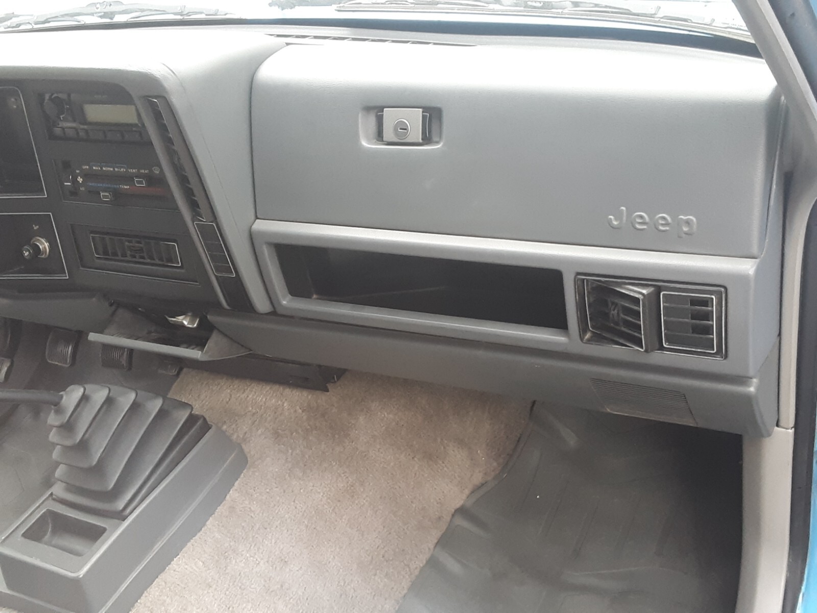 Jeep-Comanche-1990-9
