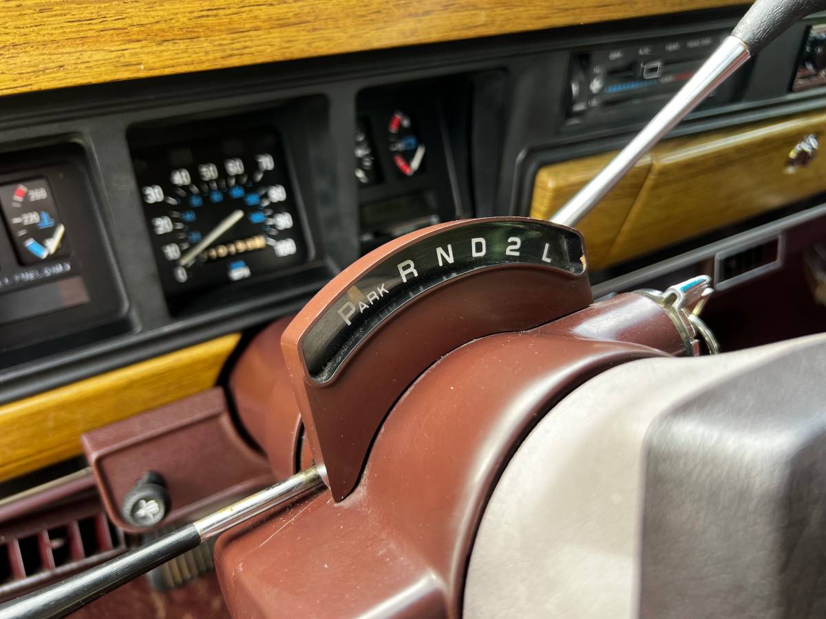 Jeep-Grand-wagoneer-1987-8