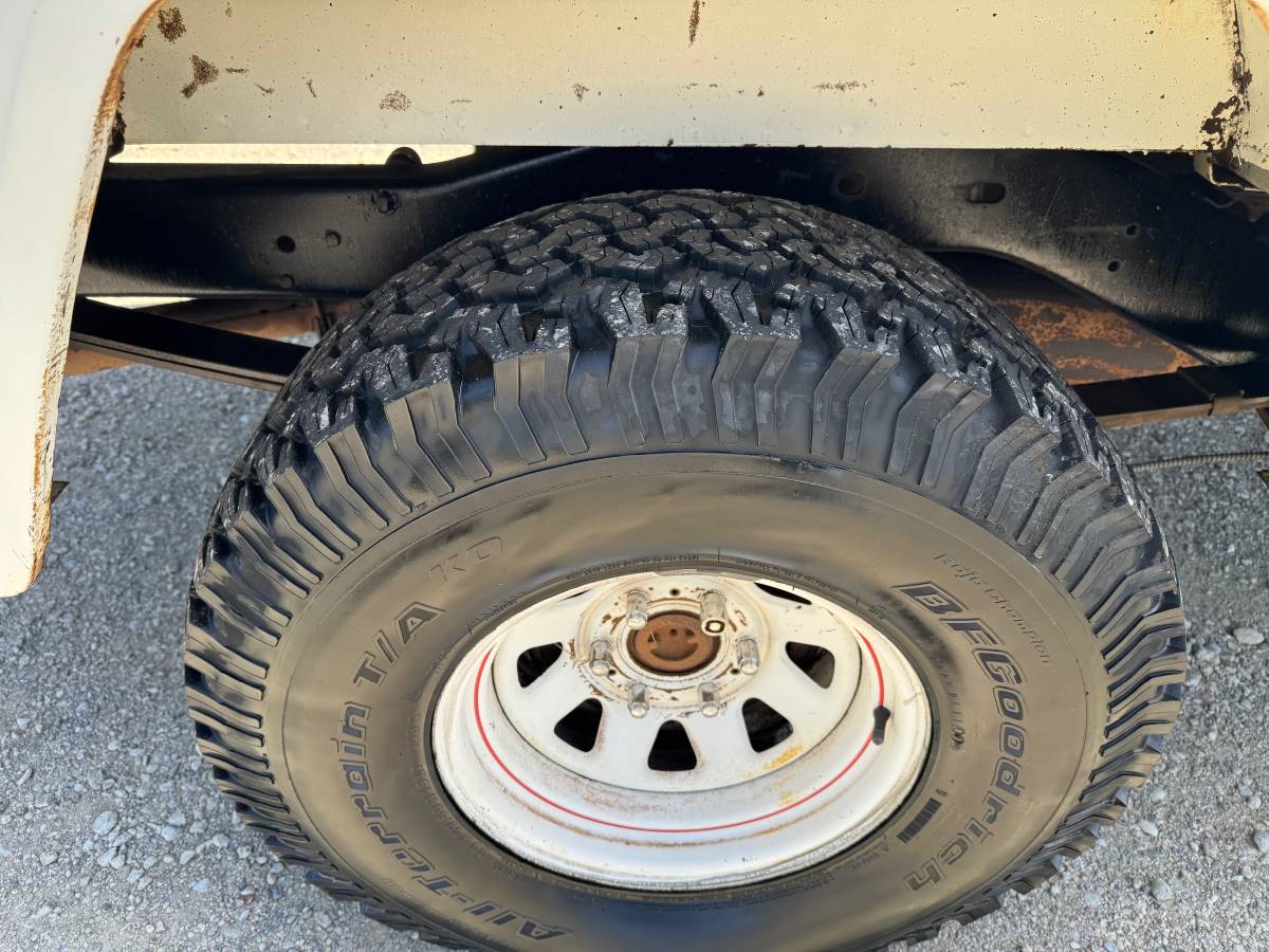 Jeep-J-10-4x4-1979-yellow-10