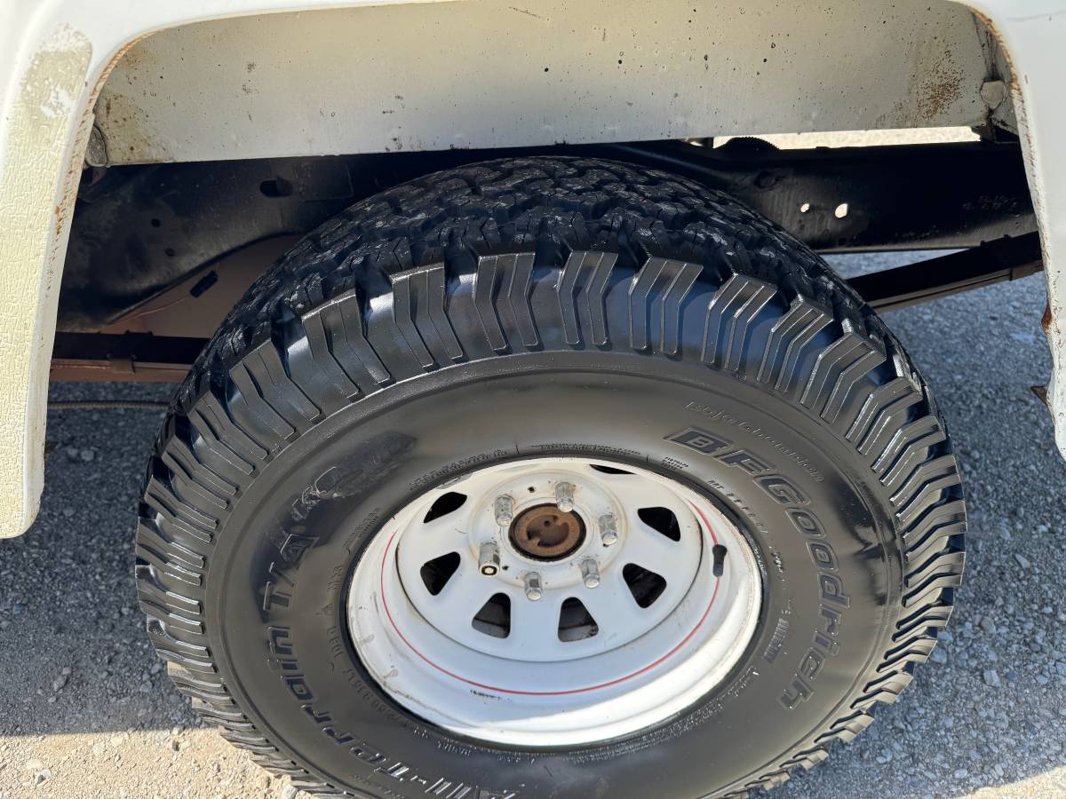 Jeep-J-10-4x4-1979-yellow-9