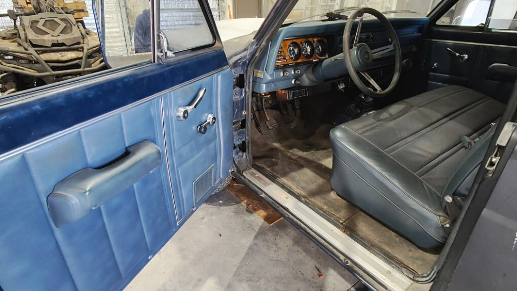 Jeep-J10-1983-Standard-Cab-Pickup-3