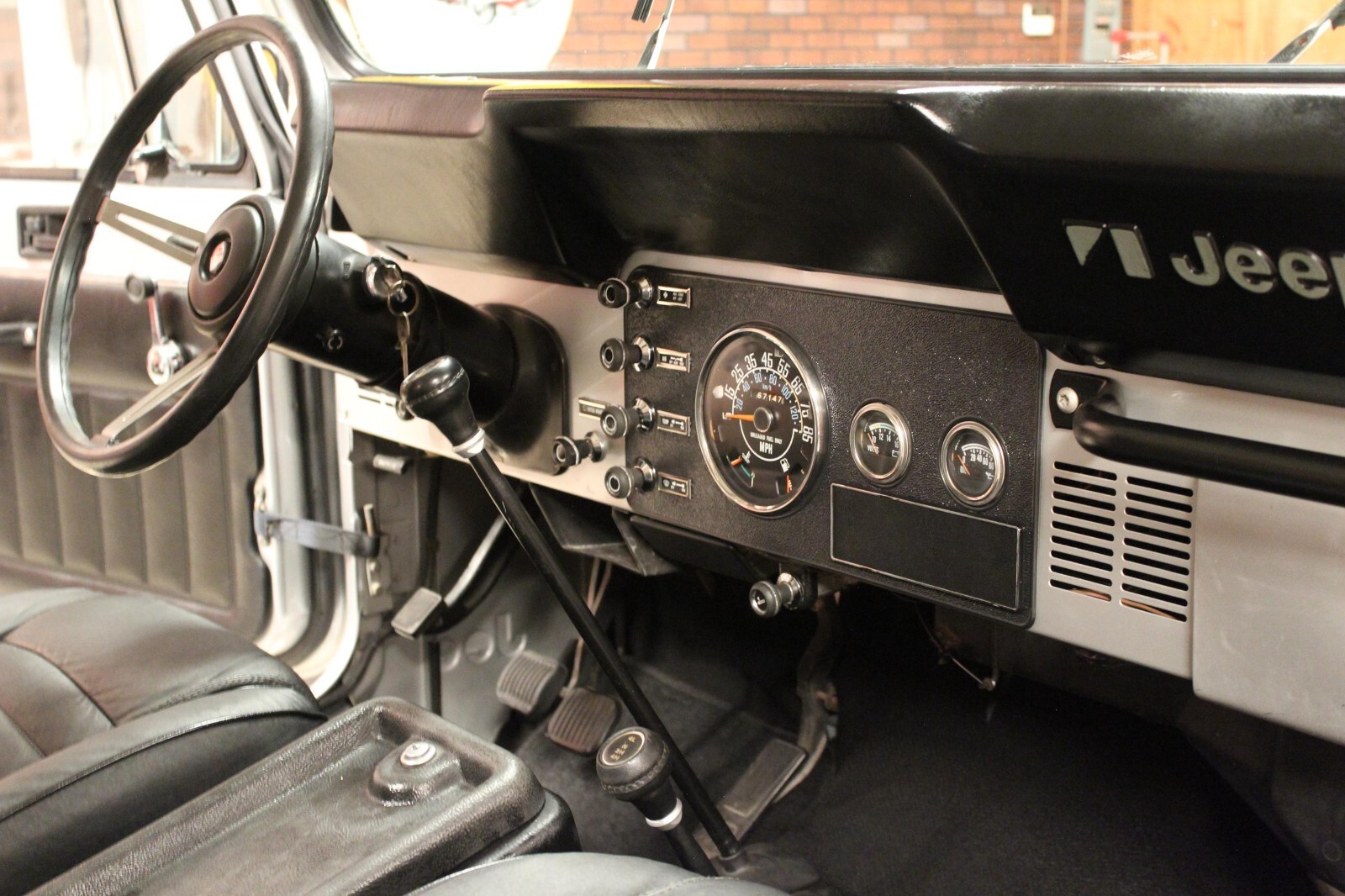 Jeep-Scrambler-1984-11