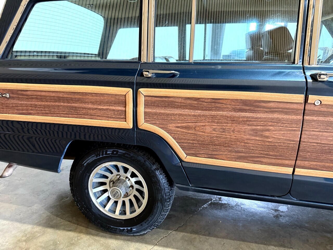 Jeep-Wagoneer-1988-SUV-15
