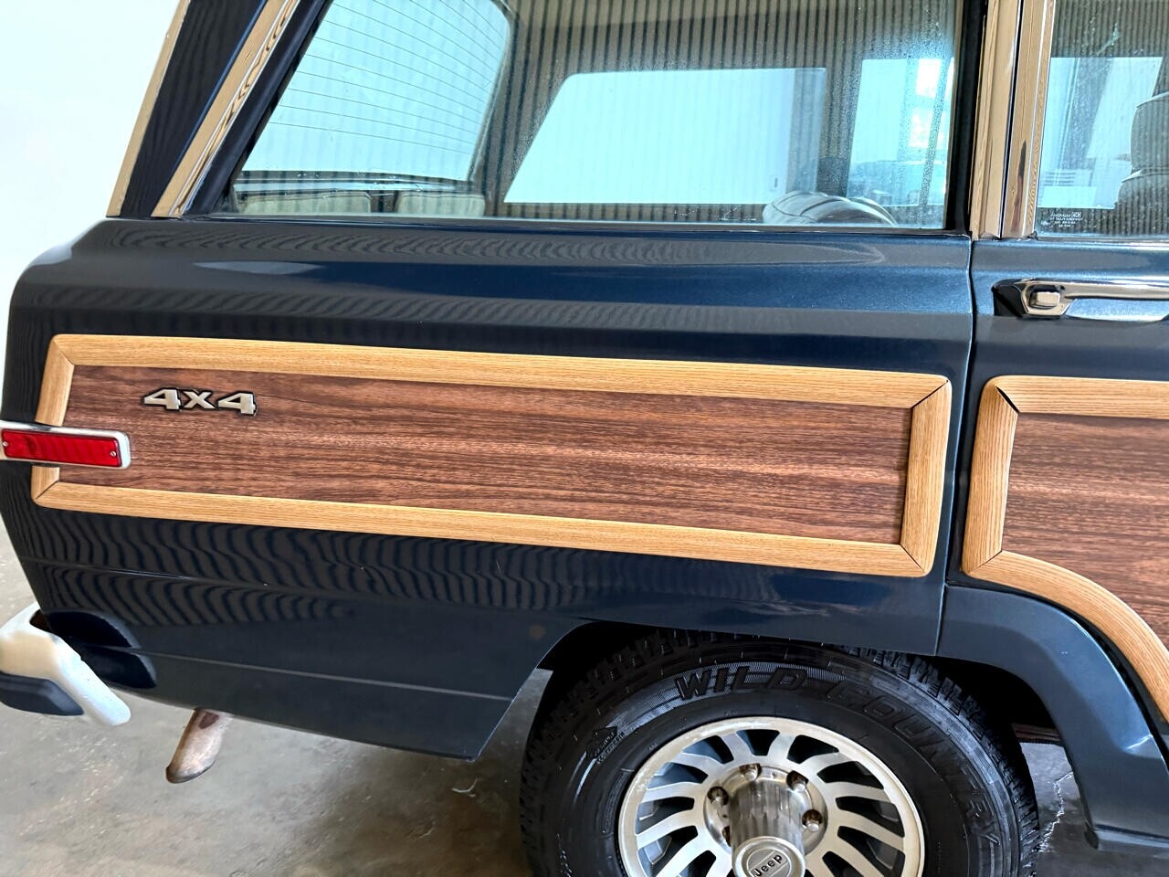 Jeep-Wagoneer-1988-SUV-16