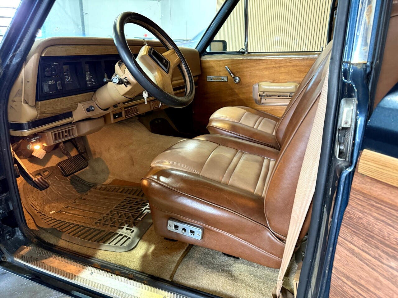 Jeep-Wagoneer-1988-SUV-35