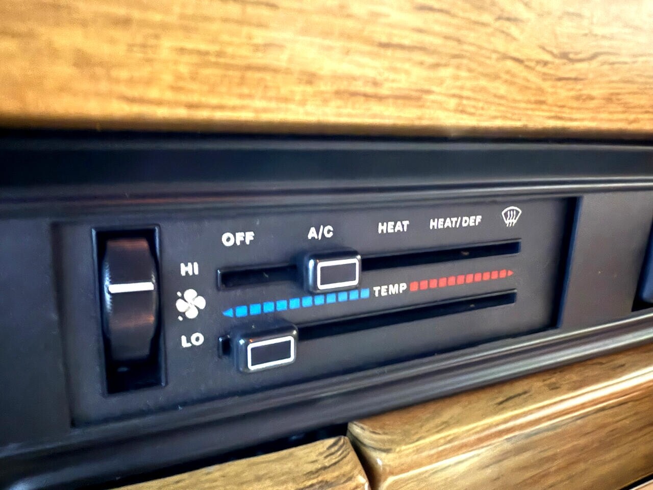 Jeep-Wagoneer-1988-SUV-38