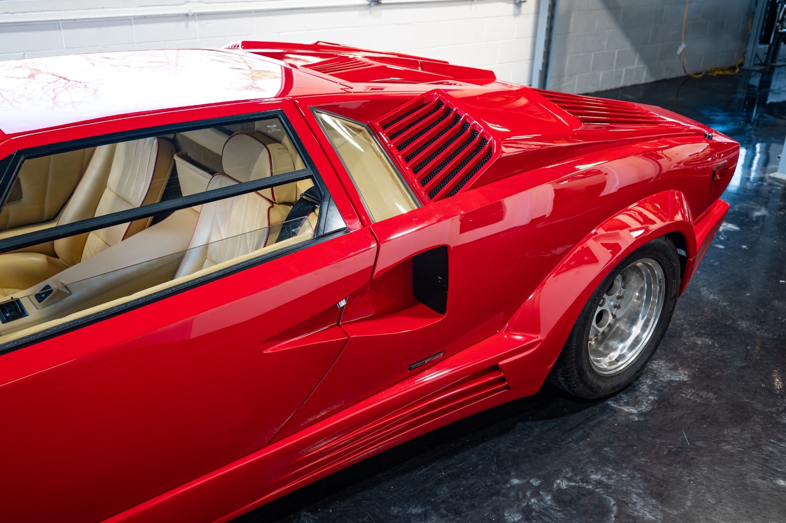Lamborghini-Countach-1990-coupe-10