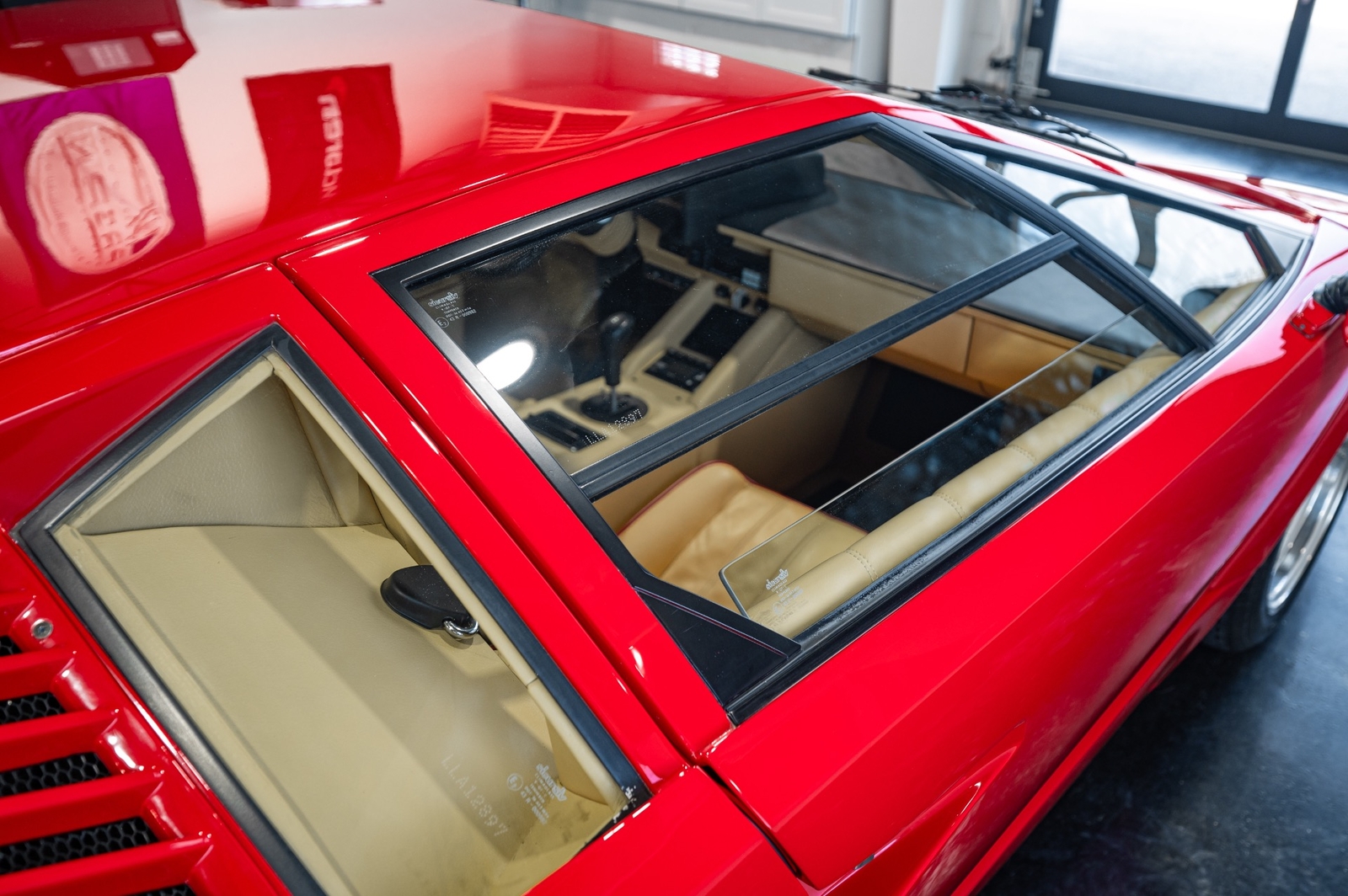 Lamborghini-Countach-1990-coupe-38