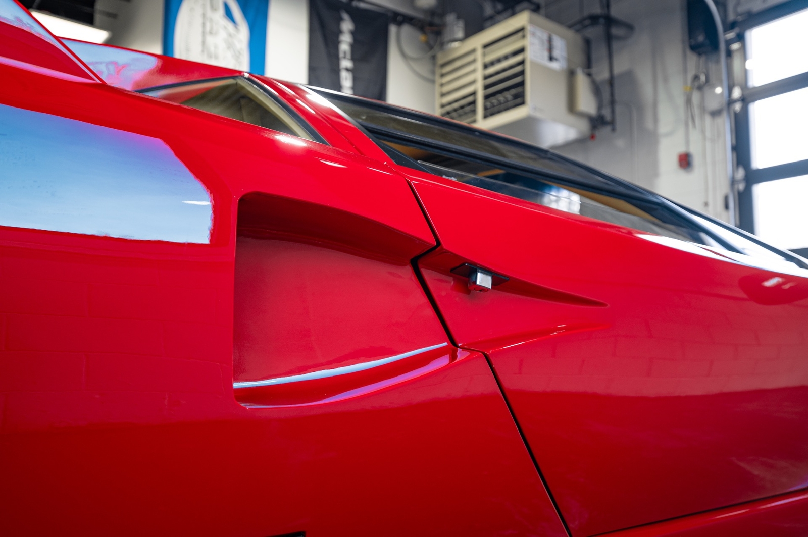 Lamborghini-Countach-1990-coupe-39