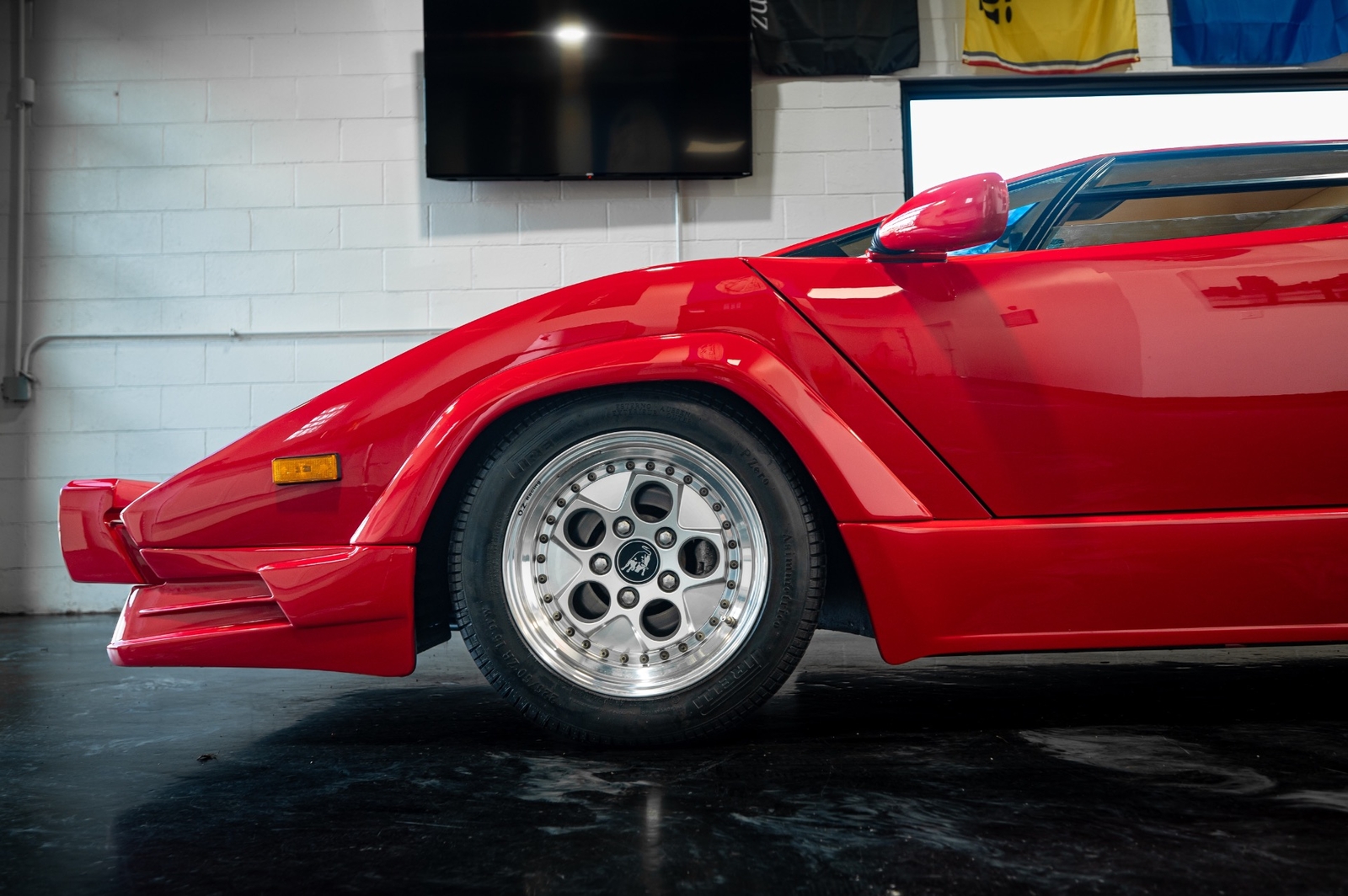 Lamborghini-Countach-1990-coupe-4
