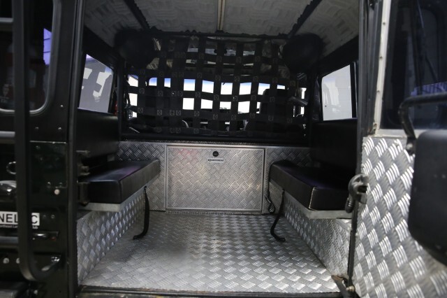Land-Rover-Defender-1984-Coupe-12