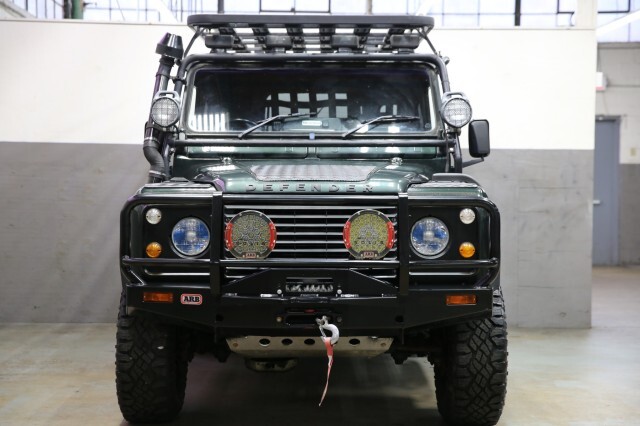 Land-Rover-Defender-1984-Coupe-2