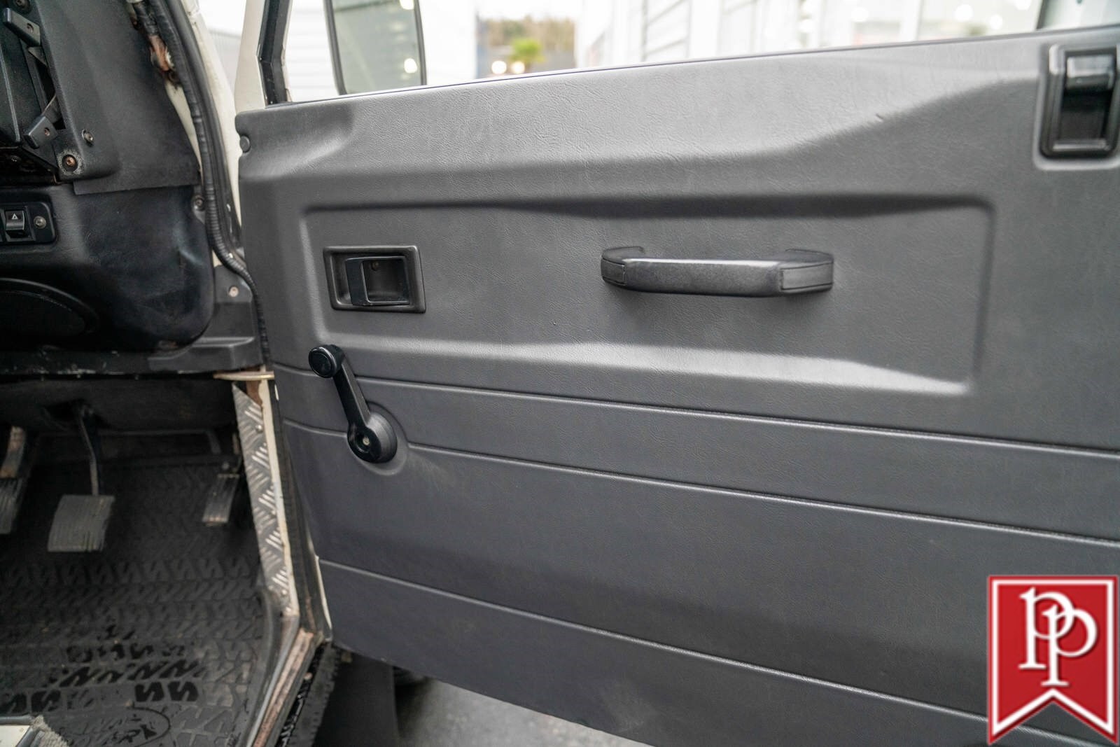 Land-Rover-Defender-1990-SUV-11