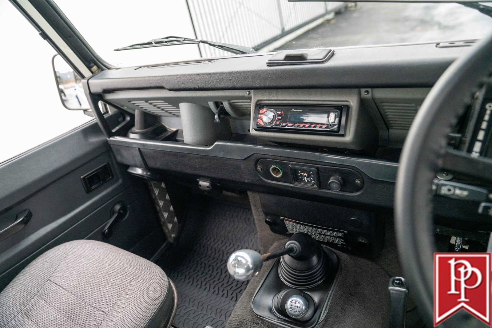 Land-Rover-Defender-1990-SUV-14
