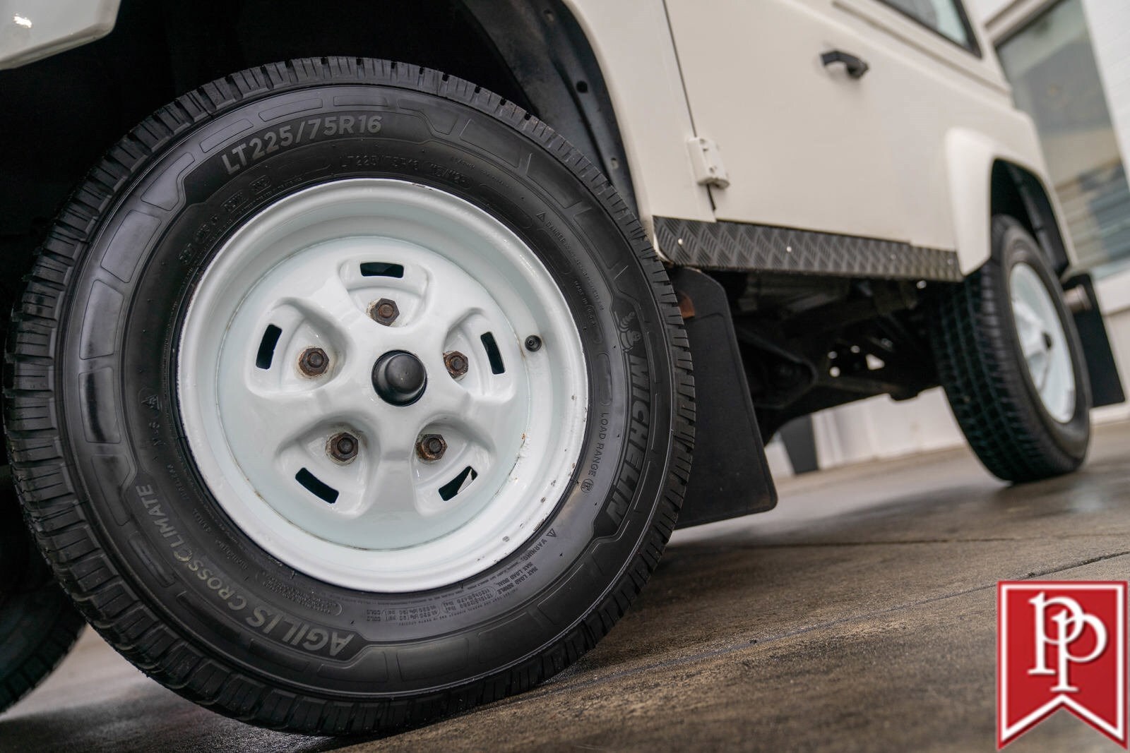 Land-Rover-Defender-1990-SUV-4