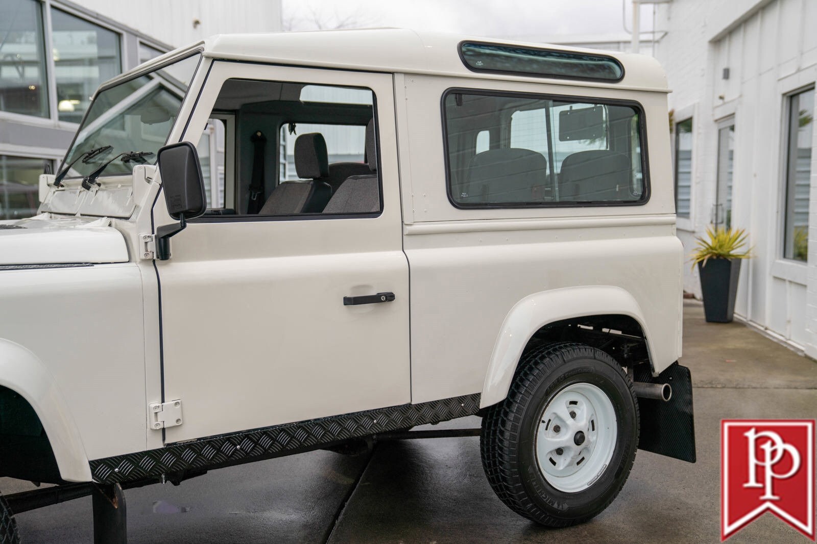 Land-Rover-Defender-1990-SUV-5