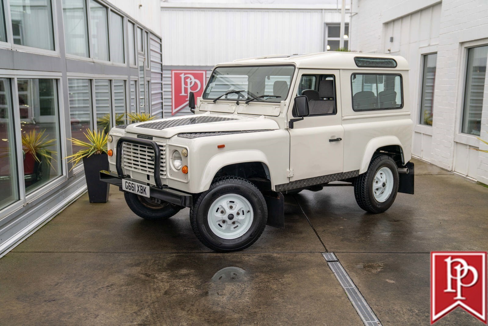 Land-Rover-Defender-1990-SUV