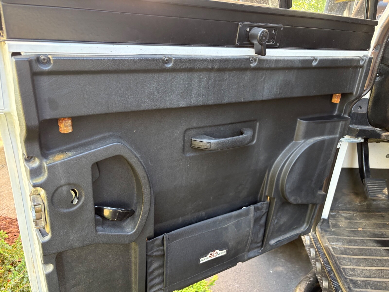 Land-Rover-Defender-1993-12