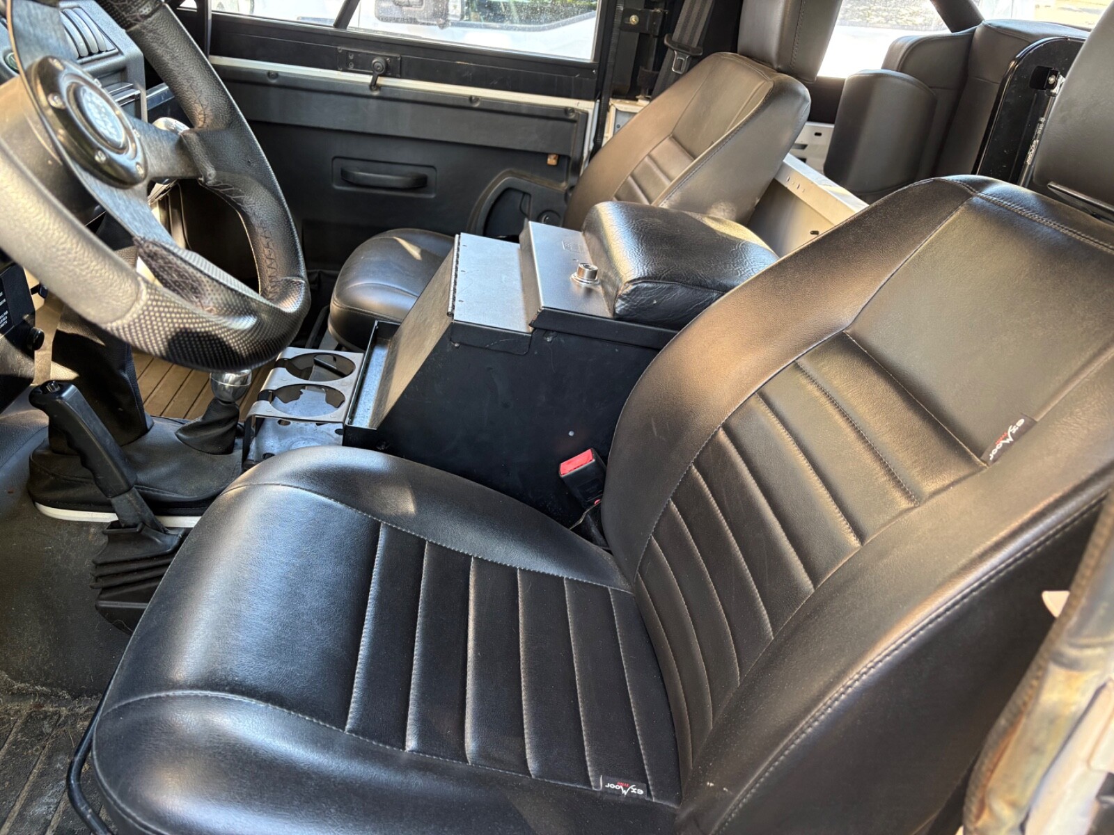 Land-Rover-Defender-1993-16