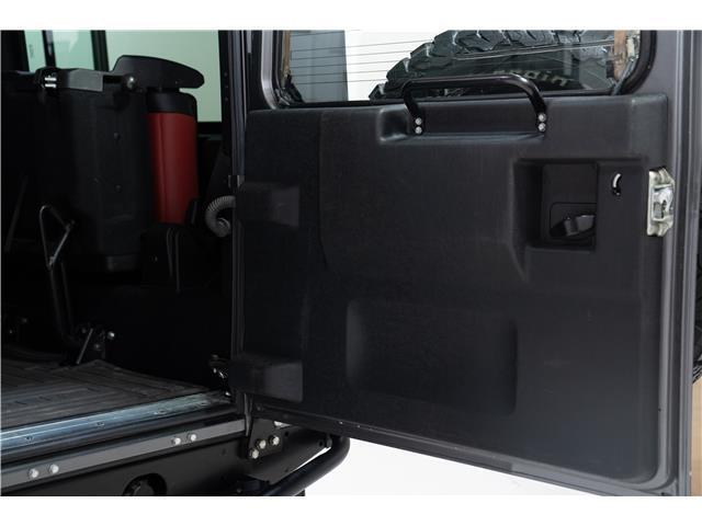 Land-Rover-Defender-1993-36