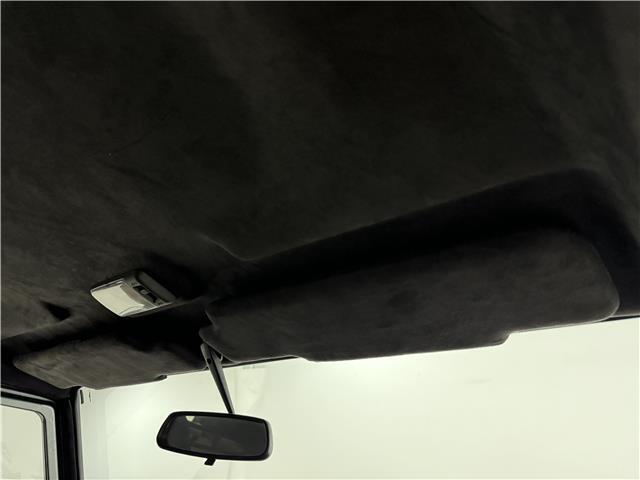 Land-Rover-Defender-1993-37