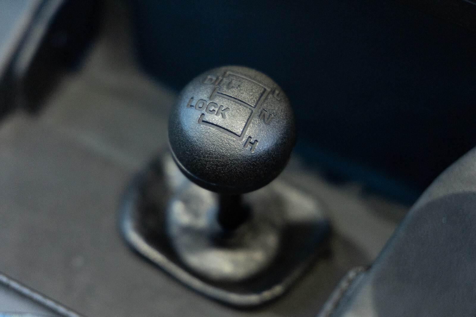Land-Rover-Defender-1993-SUV-38