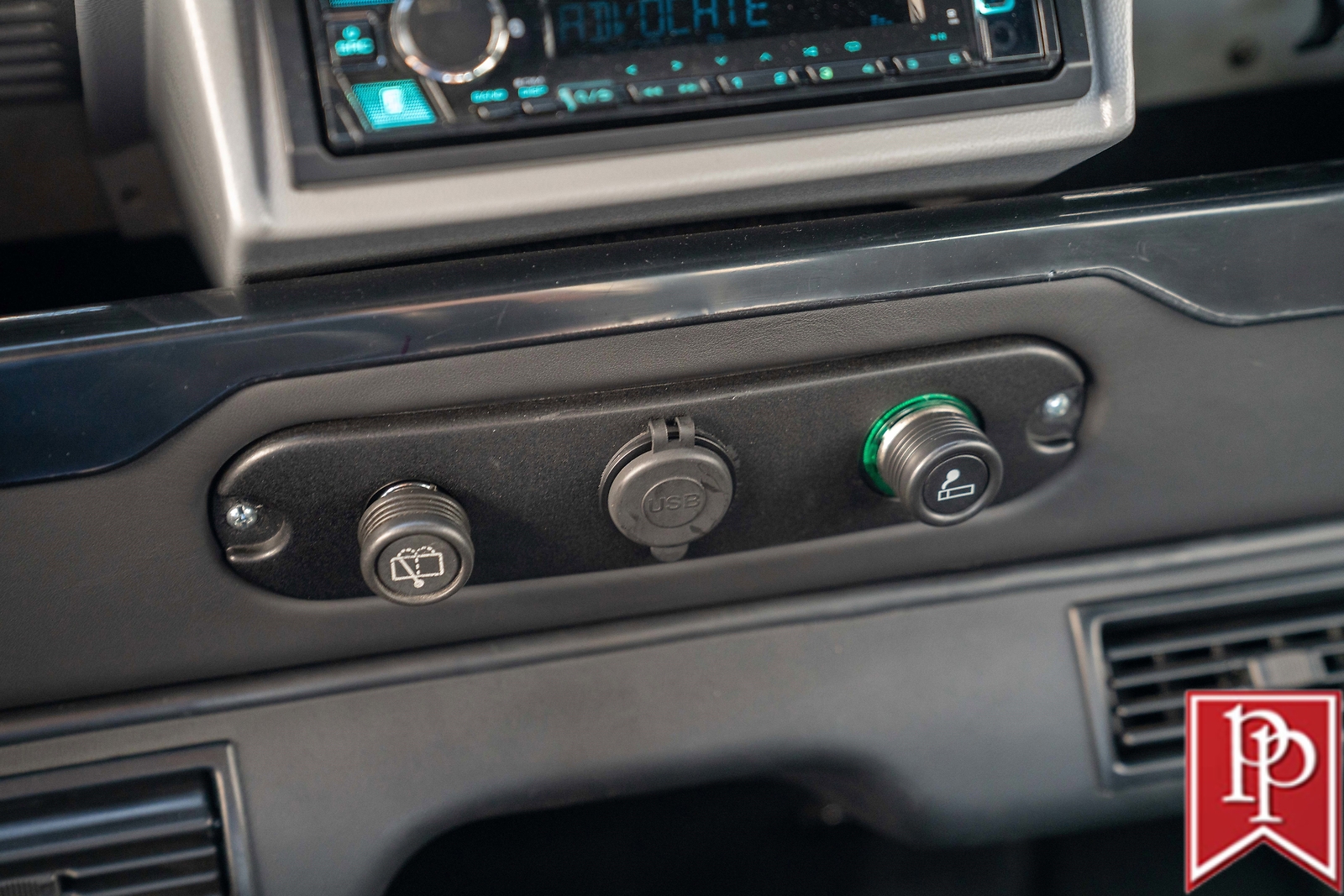 Land-Rover-Defender-1995-SUV-25