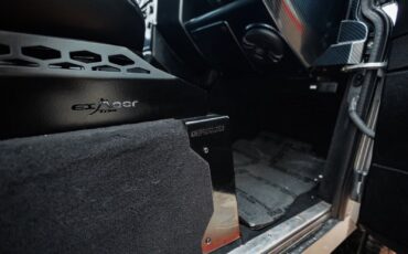 Land-Rover-Defender-1995-SUV-30