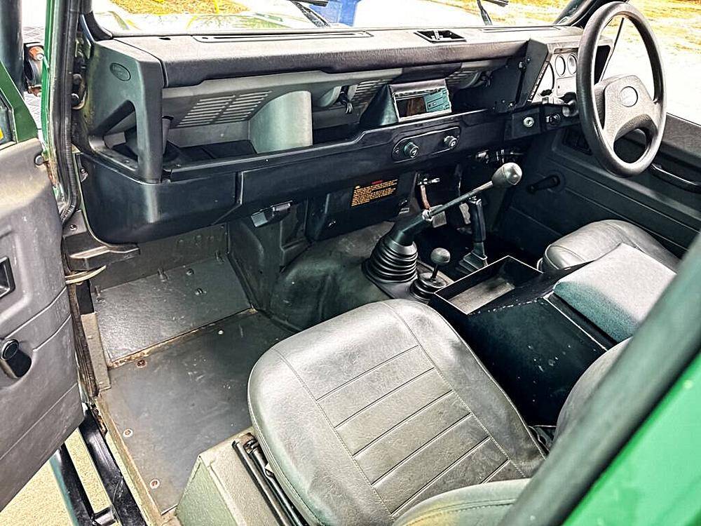 Land-rover-Defender-1984-green-10