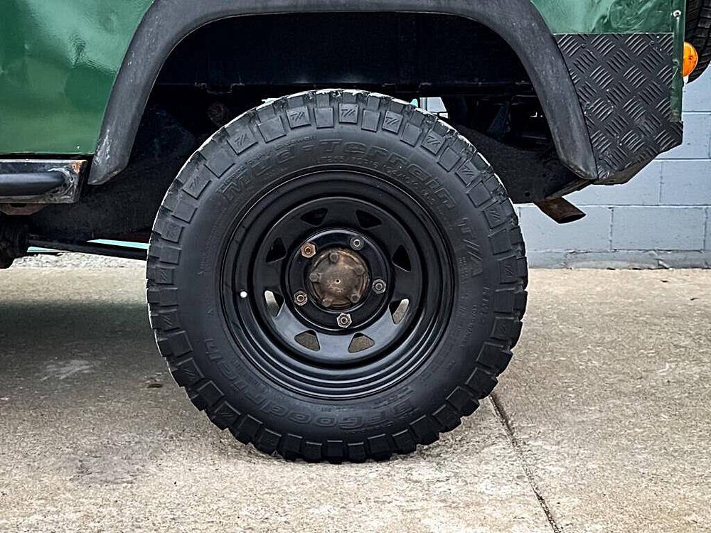 Land-rover-Defender-1984-green-3