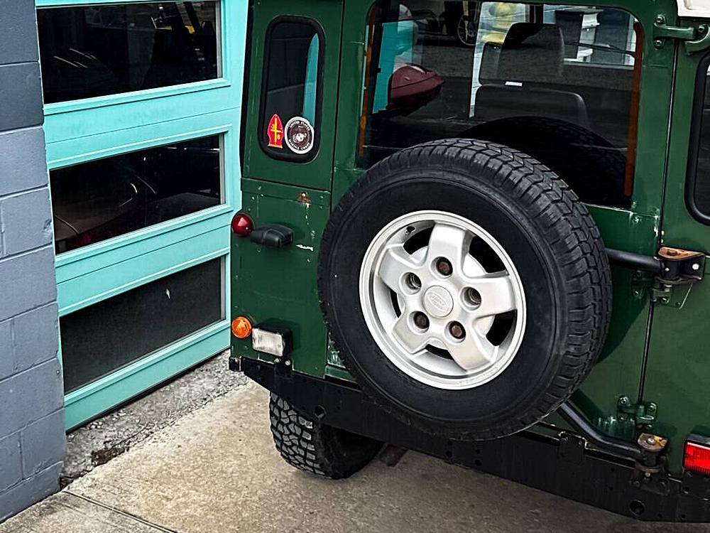 Land-rover-Defender-1984-green-8