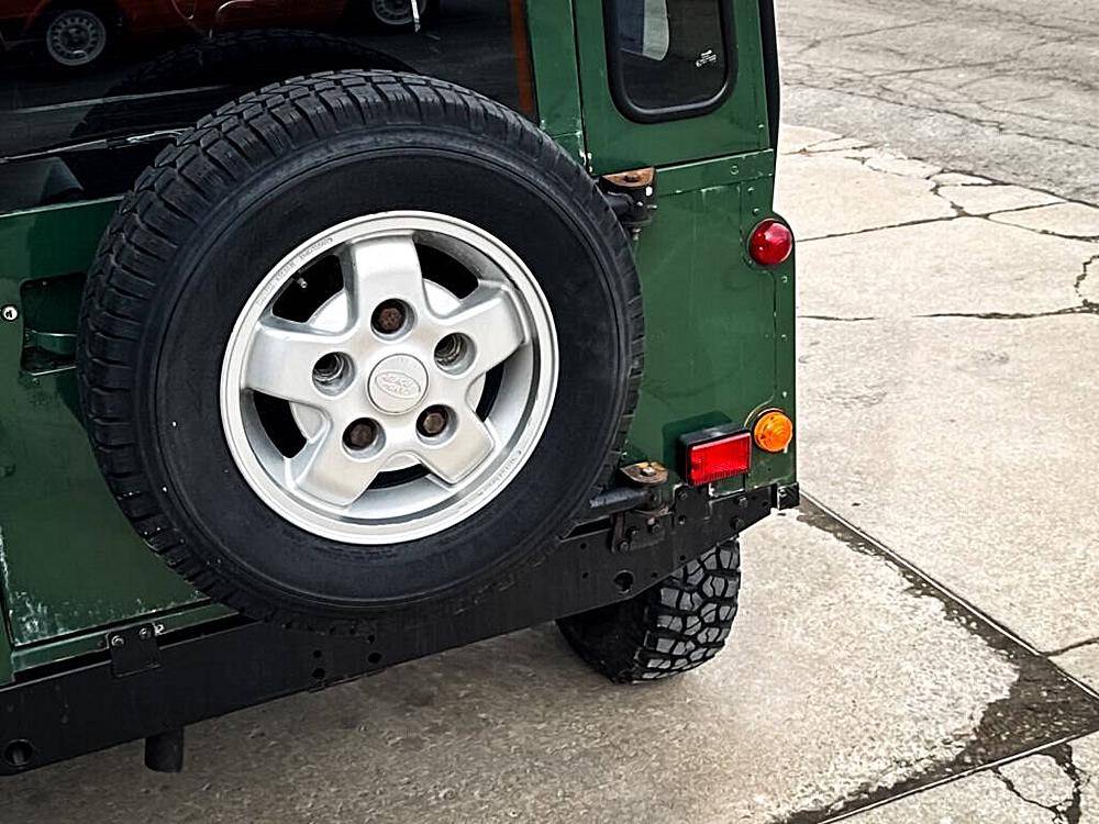 Land-rover-Defender-1984-green-9
