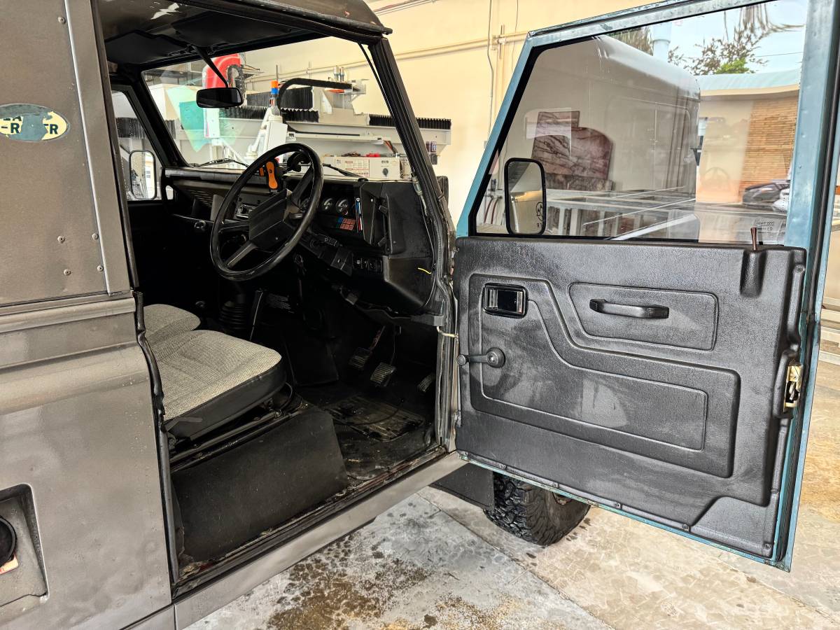 Land-rover-Defender-90-diesel-1986-grey-9