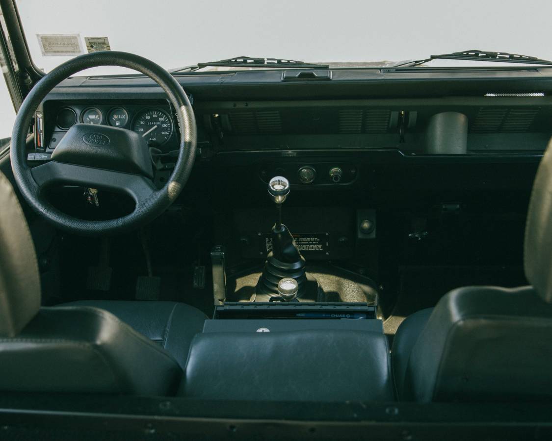 Land-rover-Defender-90-diesel-1991-black-15