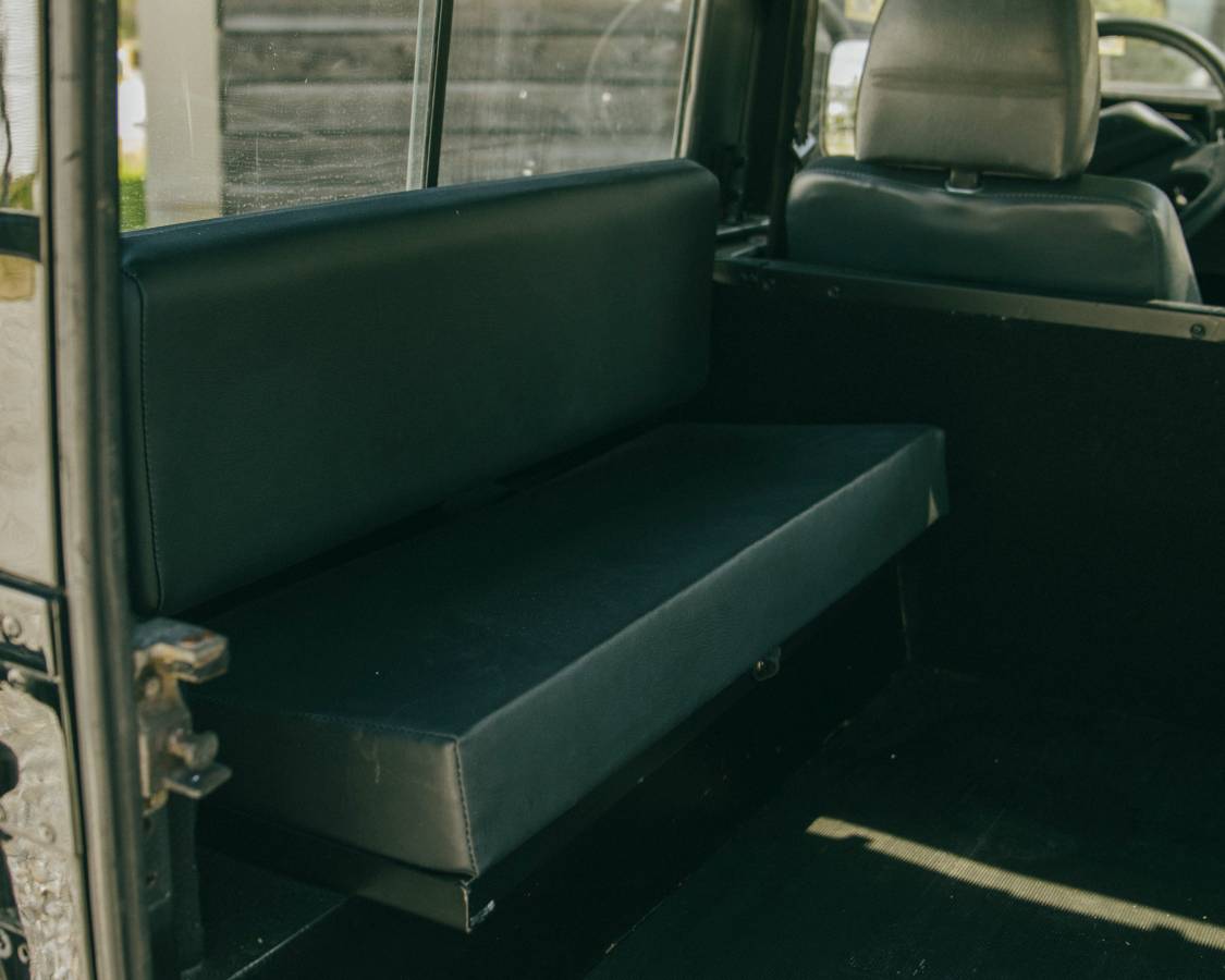 Land-rover-Defender-90-diesel-1991-black-19
