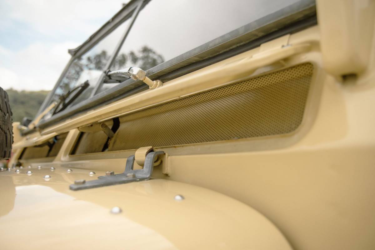 Land-rover-Santana-series-iii-1977-yellow-12