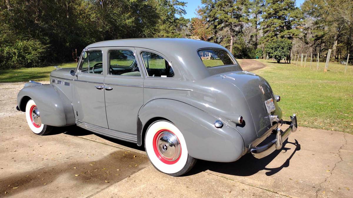 Lasalle-Series-50-sedan-1940-grey-2