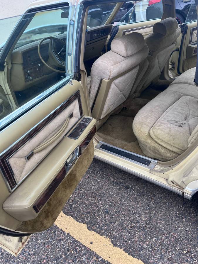 Lincoln-Cartier-town-car-1978-8
