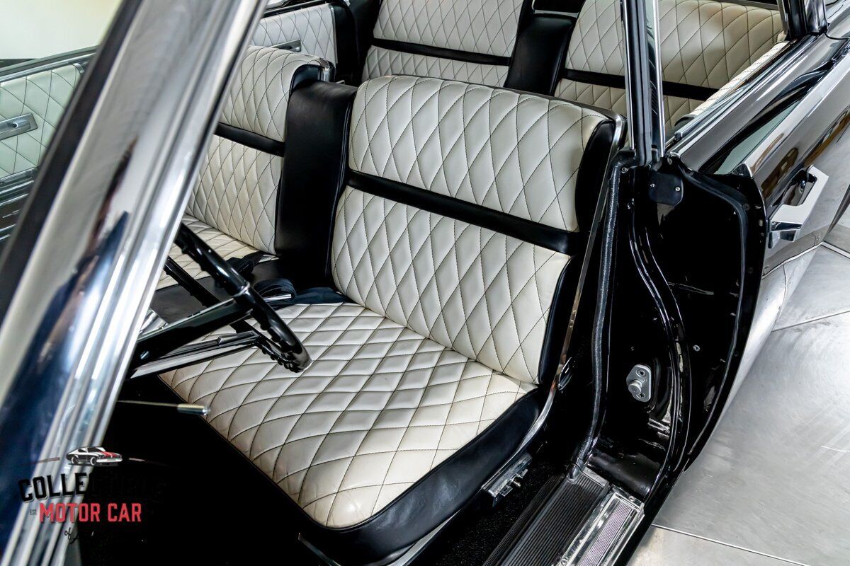 Lincoln-Continental-1965-Sedan-2