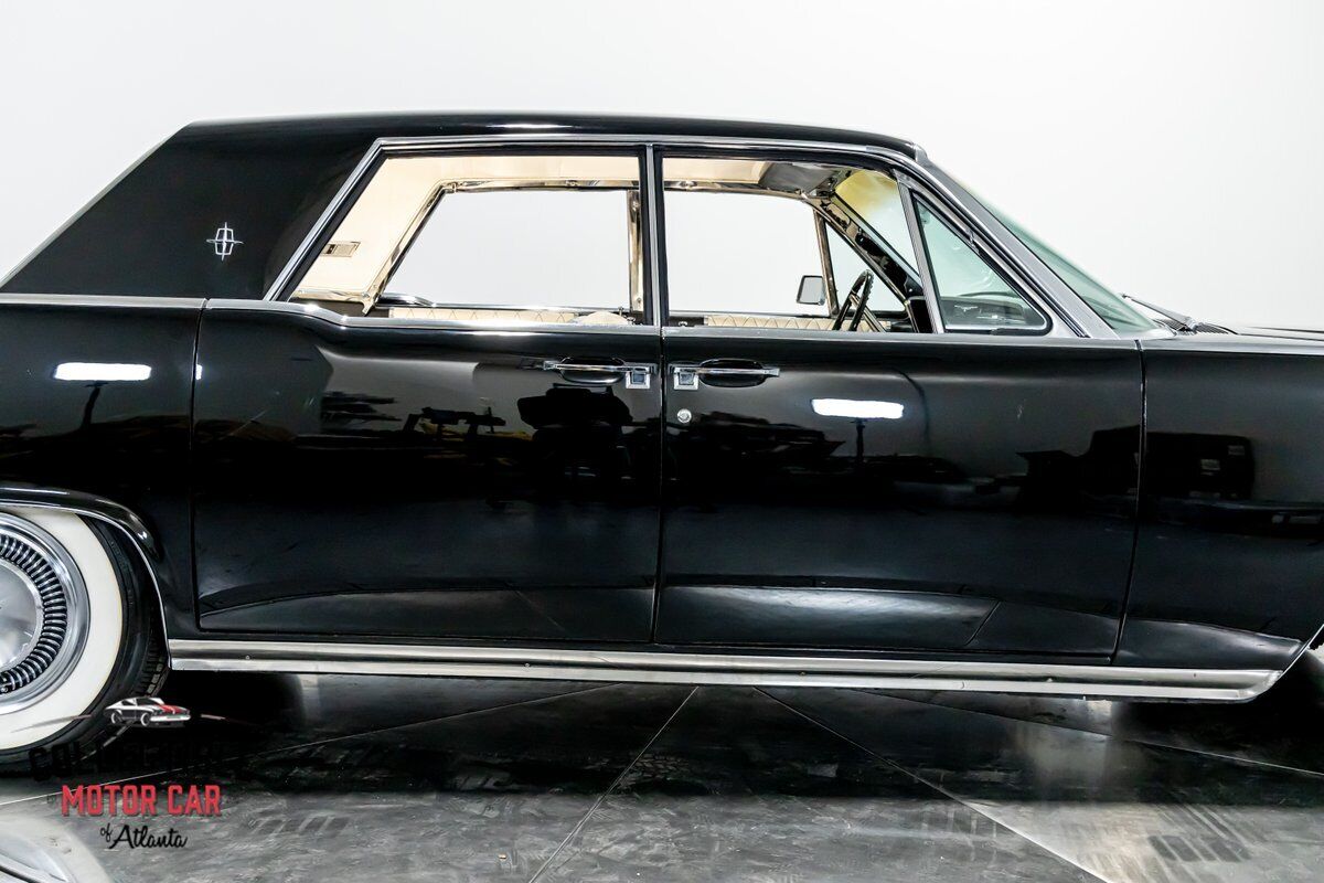 Lincoln-Continental-1965-Sedan-39