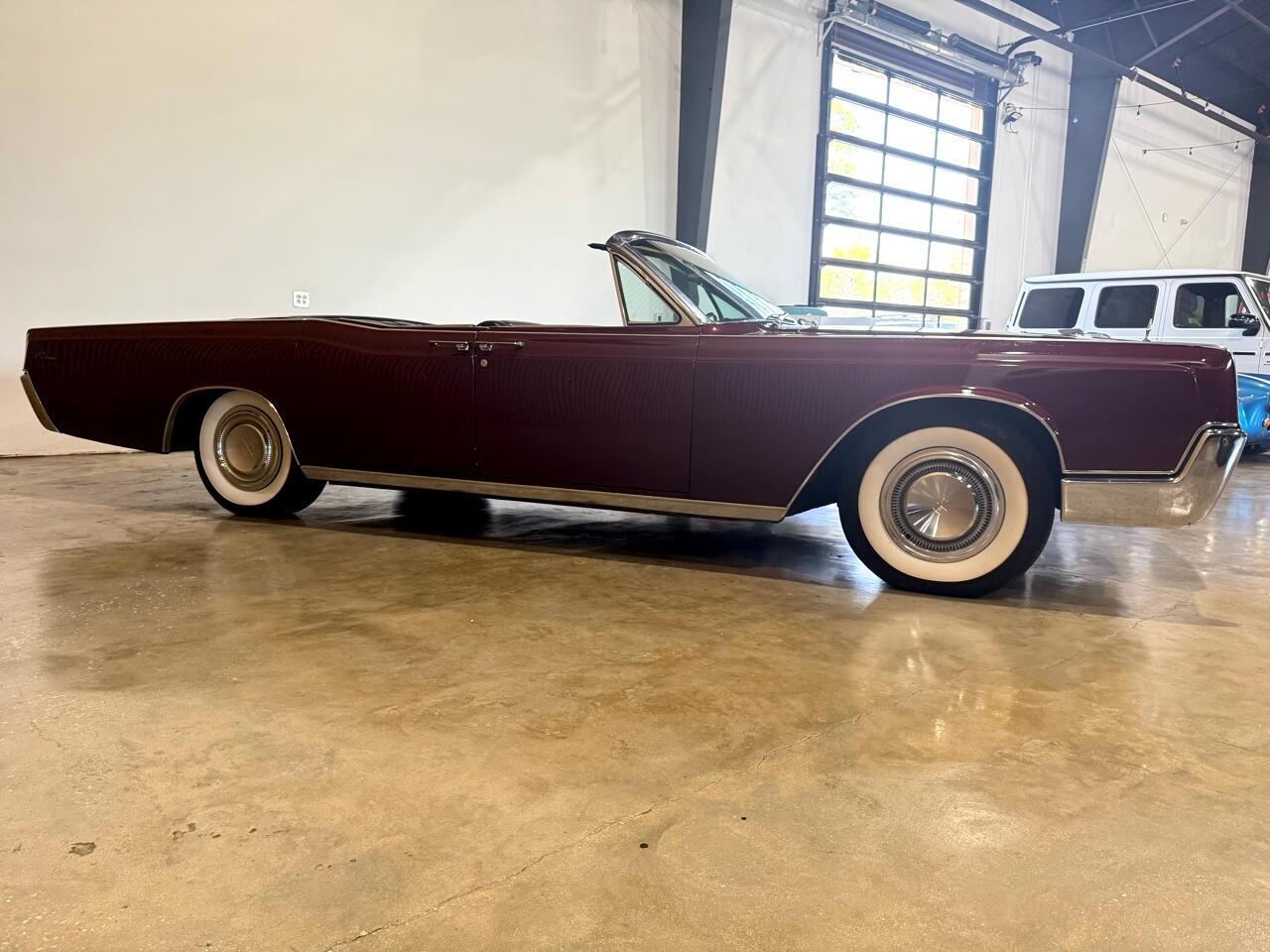 Lincoln-Continental-1967-Classic-Car-10