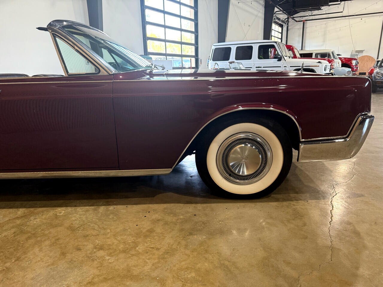 Lincoln-Continental-1967-Classic-Car-11